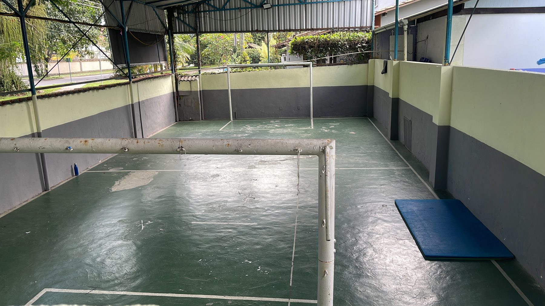 Quadra coberta da escola